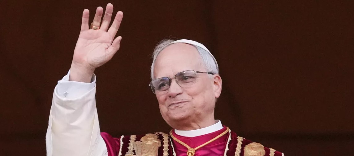 El Papa León XIV saluda tras su elección desde el balcón del Vaticano