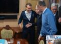 Emmanuel Macron y otros líderes políticos conversando y sonriendo en el interior de un vagón de tren, alrededor de una mesa, en el contexto de su viaje a Kiev.