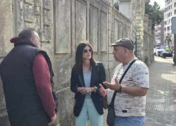 La portavoz de VOX, Laura Velasco, conversa con vecinos junto al muro exterior de los Pinares en Santander, en una visita para reclamar mejoras en la accesibilidad de la zona.