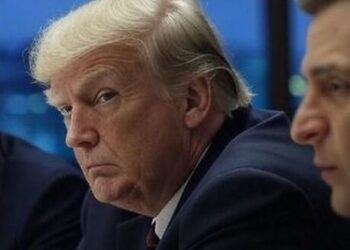 Tres líderes políticos sentados en una mesa durante una reunión formal, con expresiones serias y fondo oscuro, en un contexto de alto nivel diplomático o geopolítico.