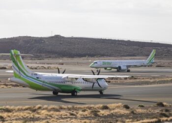 Aviones de la aerolínea Binter en pista, uno despegando y otro rodando por el aeropuerto, en el marco de la nueva promoción para volar entre Santander y Canarias desde 85 euros.