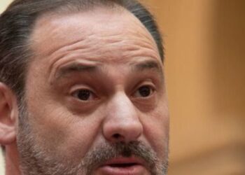 Primer plano de José Luis Ábalos durante una intervención pública, en el contexto de su postura sobre la publicación de mensajes de 2023 en adelante.