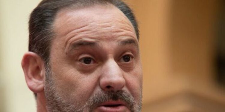 Primer plano de José Luis Ábalos durante una intervención pública, en el contexto de su postura sobre la publicación de mensajes de 2023 en adelante.