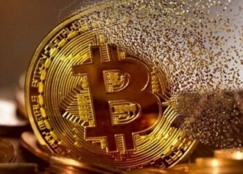 Representación visual de una moneda de Bitcoin desintegrándose, simbolizando los riesgos y desafíos de seguridad y ciberseguridad en las transacciones con criptomonedas.