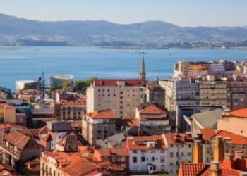 Vista panorámica del centro de Santander con la bahía al fondo, en el contexto del descenso del 4% en la oferta de alquiler permanente en la ciudad.
