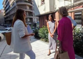 Laura Velasco, portavoz de VOX en el Ayuntamiento de Santander, conversando con vecinas en una calle del centro, en el contexto de su denuncia al bipartidismo por el aumento de la delincuencia en la ciudad.