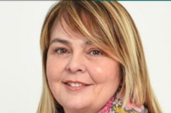 Primer plano de Marta Barca, directora general de CANTUR, en el contexto de la noticia sobre la inestabilidad interna en la empresa pública y los equilibrios sindicales bajo el Gobierno del PP.