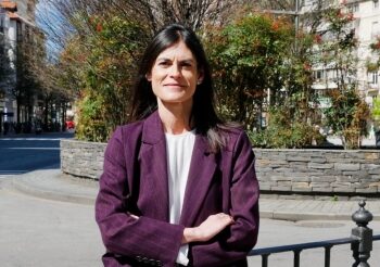 Laura Velasco, portavoz de VOX en el Ayuntamiento de Santander, en una calle céntrica de la ciudad, en el marco del lanzamiento de una campaña contra la regularización masiva de inmigrantes ilegales.