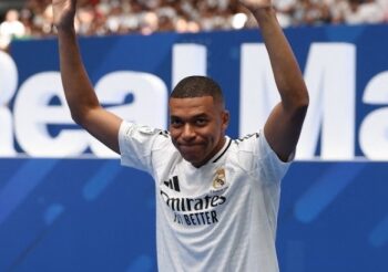 Jugador del Real Madrid levantando los brazos en señal de celebración, tras coronarse como máximo goleador de la Liga en la temporada destacada en la noticia.