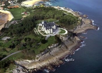 Vista aérea de la Península de la Magdalena en Santander, con el Palacio de la Magdalena en el centro y la costa cántabra rodeando el entorno del Museo al Aire Libre El Hombre y la Mar.
