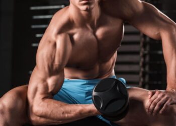 Hombre haciendo ejercicio con mancuernas, representando un estilo de vida saludable y la transformación física sin pasar hambre ni perder masa muscular.