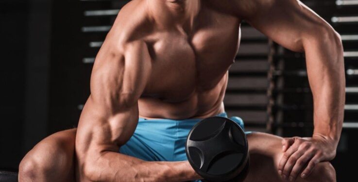 Hombre haciendo ejercicio con mancuernas, representando un estilo de vida saludable y la transformación física sin pasar hambre ni perder masa muscular.