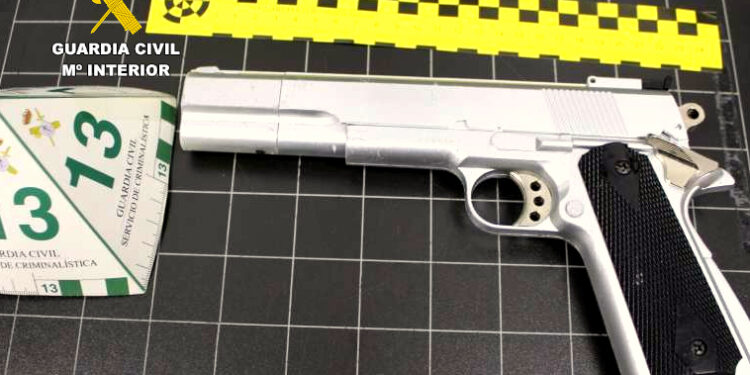 Pistola incautada sobre una mesa, utilizados en el asalto a un establecimiento en Santander, donde un detenido amenazó a los empleados para llevarse la recaudación.